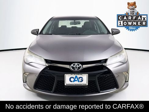 Used 2017 Toyota Camry SE w/ Moonroof Package FWD image 2