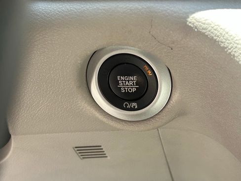 Used 2022 Chrysler Pacifica Touring-L image 8