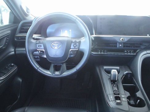 Used 2023 Toyota Crown Limited image 2