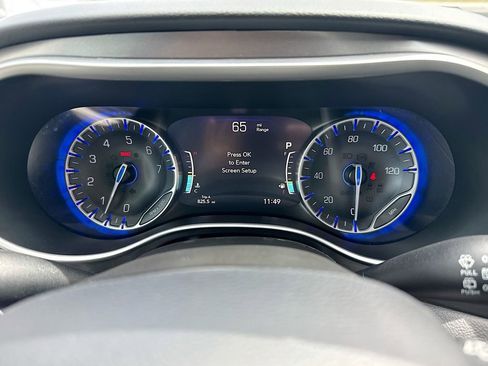 Used 2024 Chrysler Pacifica Touring-L FWD image 14