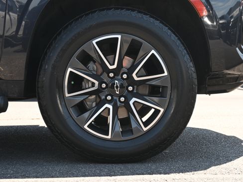 Used 2022 Chevrolet Tahoe Z71 w/ Luxury Package AWD/4WD image 12