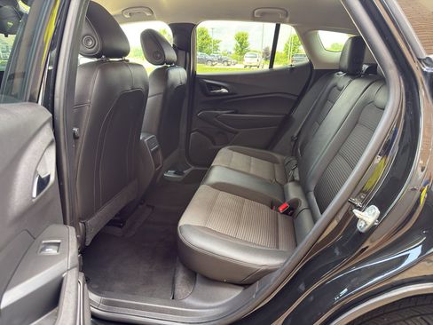 Used 2025 Chevrolet Trax LT FWD image 31