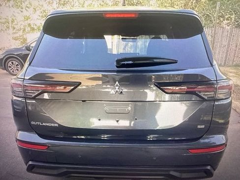 Used 2025 Mitsubishi Outlander SE FWD image 3