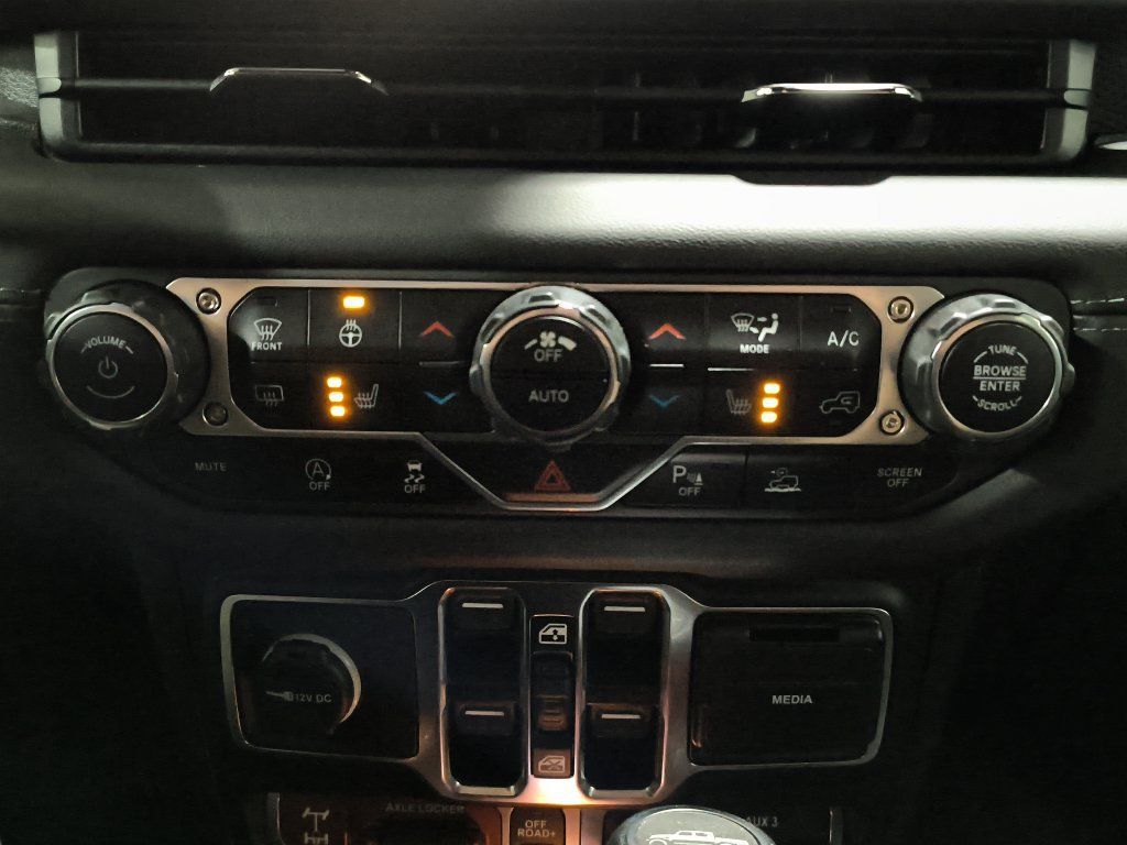 Used 2024 Jeep Gladiator Mojave w/ Technology Group AWD/4WD image 7