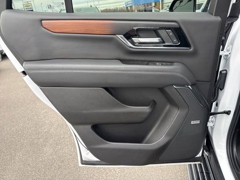 Used 2025 GMC Yukon Denali w/ Denali Reserve Package image 33