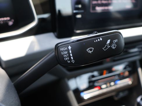 Used 2025 Volkswagen Jetta SE FWD image 39