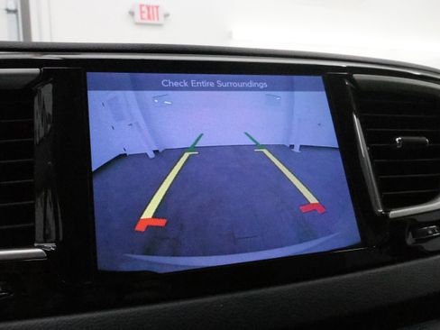 Used 2017 Chrysler Pacifica Touring-L w/ 13 Speaker Alpine Sound Group image 15