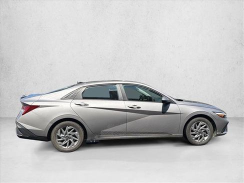 Used 2025 Hyundai Elantra Hybrid FWD image 4