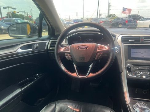 Used 2018 Ford Fusion SE w/ Fusion SE Technology Package FWD image 16