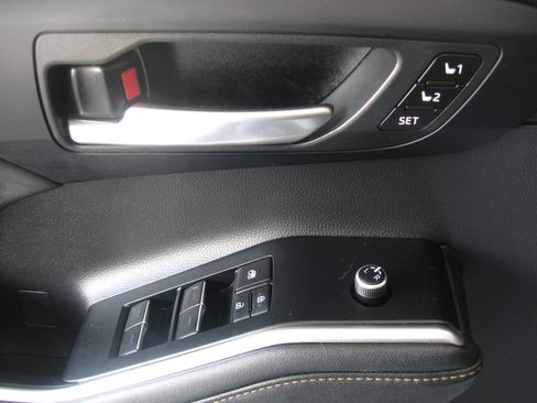 Used 2023 Toyota Highlander Bronze Edition image 13