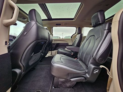 Used 2019 Chrysler Pacifica Limited FWD image 36