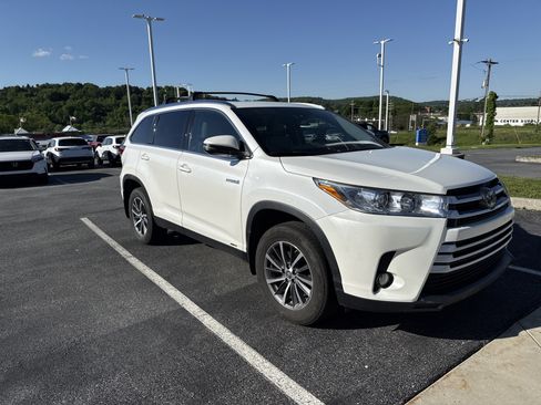 Used 2019 Toyota Highlander XLE AWD/4WD image 2