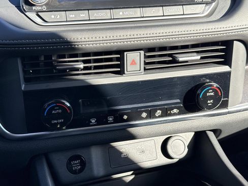 Used 2024 Nissan Rogue SV image 5