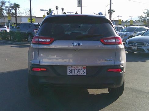 Used 2018 Jeep Cherokee Latitude Plus w/ Comfort/Convenience Group image 5