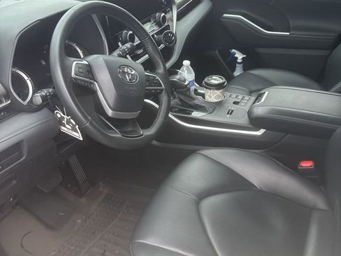 Used 2024 Toyota Highlander XLE image 3