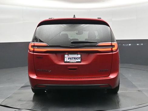 Used 2025 Chrysler Pacifica Limited FWD image 5