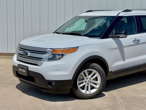 Used 2014 Ford Explorer XLT w/ Equipment Group 202A AWD/4WD image 2