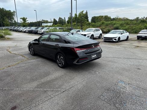 Used 2025 Hyundai Elantra Sport FWD image 3