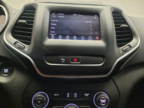 Used 2019 Jeep Cherokee Latitude Plus w/ Comfort/Convenience Group FWD image 25