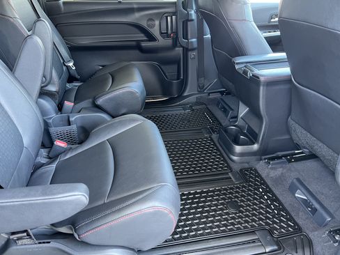 Used 2025 Toyota Sienna XSE AWD/4WD image 19