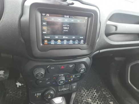 Used 2019 Jeep Renegade Latitude w/ Cold Weather Group image 17