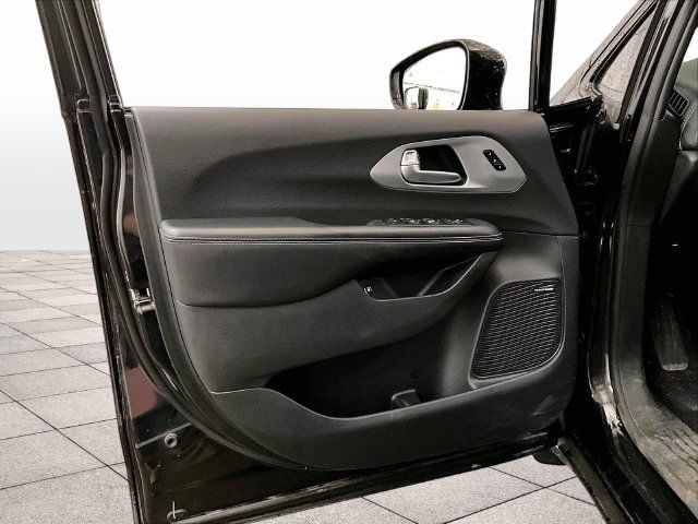Used 2019 Chrysler Pacifica Limited w/ Advanced Safetytec Group FWD image 22