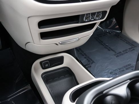 Used 2024 Chrysler Pacifica Touring-L image 37