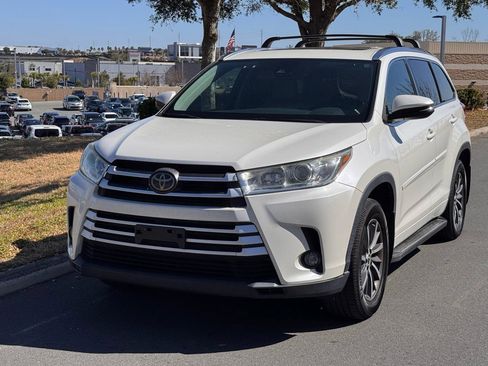 Used 2017 Toyota Highlander XLE image 3