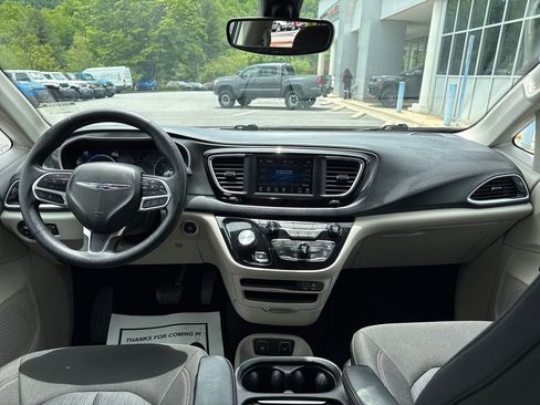 Used 2020 Chrysler Pacifica Touring FWD image 16