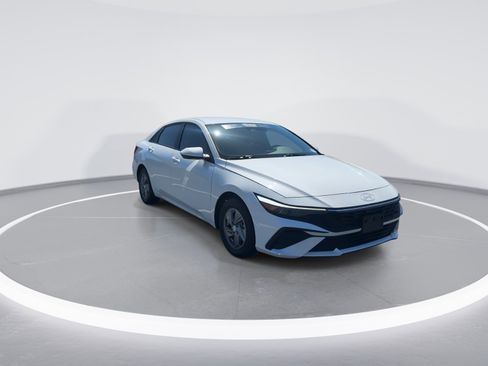 Used 2025 Hyundai Elantra SE FWD image 2