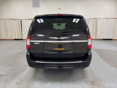 Used 2014 Chrysler Town & Country Touring-L w/ Driver Convenience Group FWD image 7