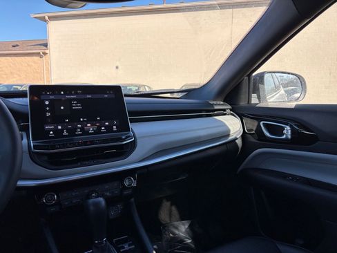 Used 2025 Jeep Compass Limited image 37