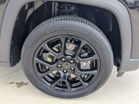 Used 2025 Jeep Compass Latitude w/ Convenience Group AWD/4WD image 9