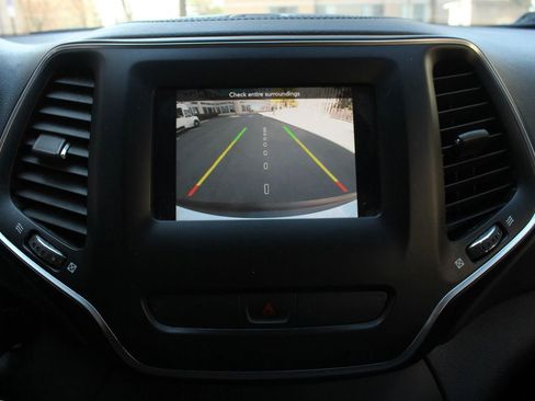 Used 2020 Jeep Cherokee Latitude FWD image 34