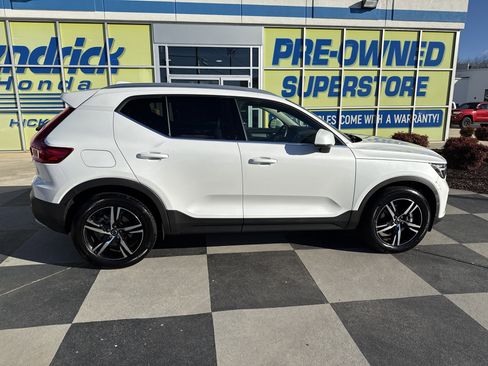 Used 2025 Volvo XC40 B5 Core image 11