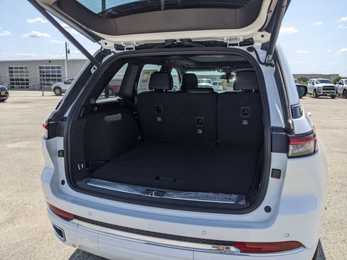 New 2025 Jeep Grand Cherokee Overland w/ Luxury Tech Group IV image 19