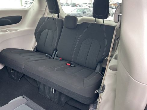 Used 2023 Chrysler Voyager LX image 10