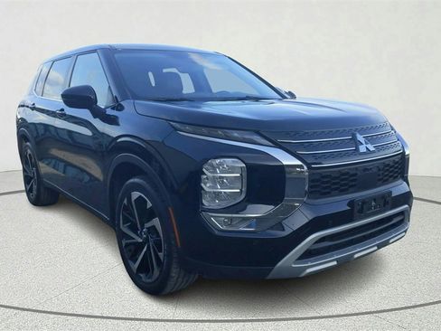 Used 2023 Mitsubishi Outlander SE image 1