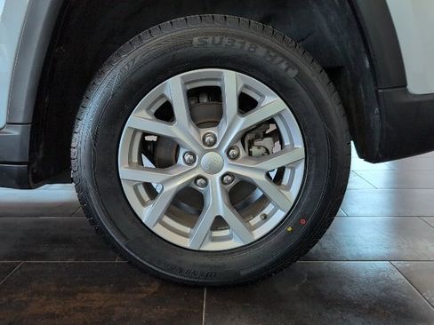 Used 2023 Jeep Grand Cherokee Limited image 13