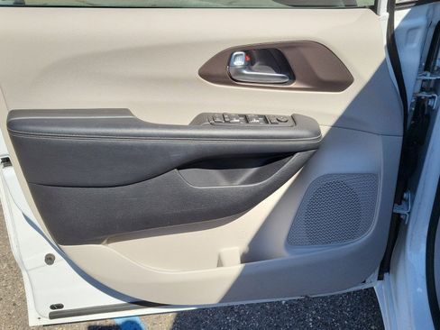 Used 2020 Chrysler Voyager L FWD image 13