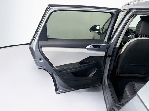 Used 2025 Volkswagen Taos SE FWD image 26