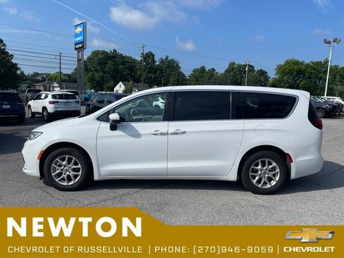 Used 2023 Chrysler Pacifica Touring-L FWD image 14
