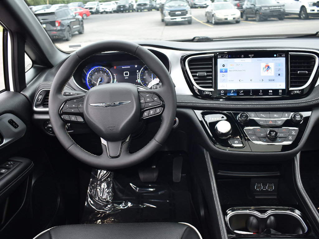 Used 2025 Chrysler Pacifica Limited FWD image 20