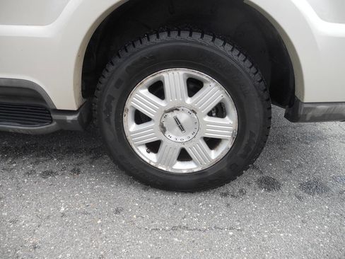 Used 2005 Lincoln Aviator AWD image 10