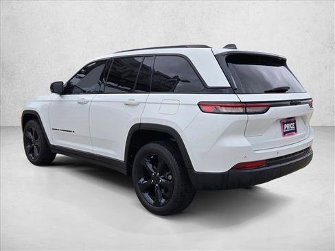 Used 2022 Jeep Grand Cherokee Altitude RWD image 8