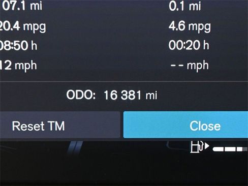 Used 2024 Volvo XC40 B5 Plus w/ Protection Package Premier image 24