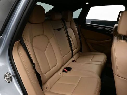 Certified 2022 Porsche Macan AWD/4WD image 17