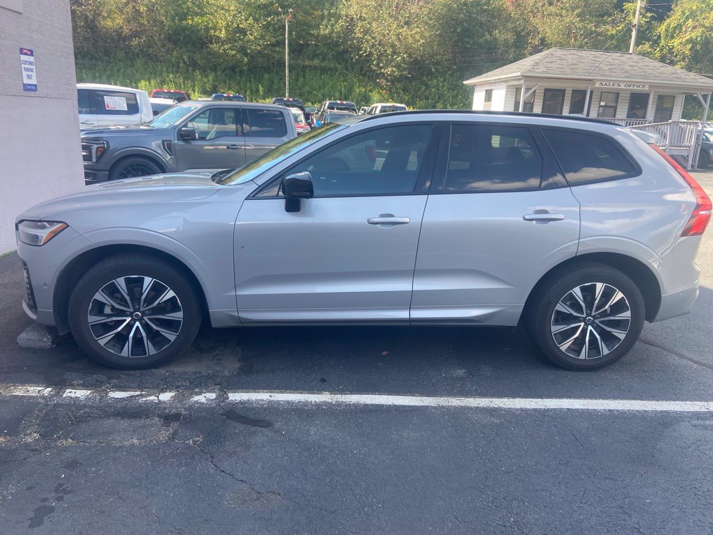 Used 2023 Volvo XC60 B5 Plus AWD/4WD image 2