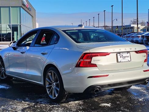 Used 2021 Volvo S60 T6 Momentum w/ Premium Package image 4