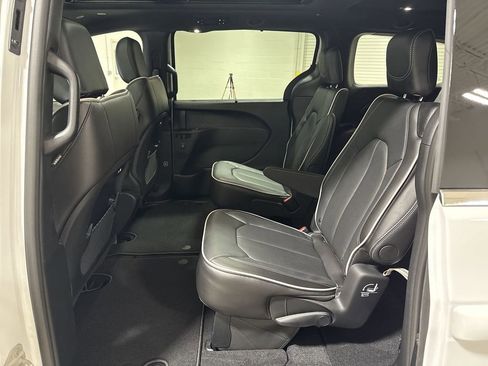 New 2026 Chrysler Pacifica Limited image 24